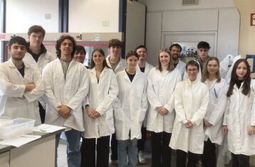 Schulklasse im Labor