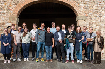 Bild der Reisegruppe in einem Torbogen