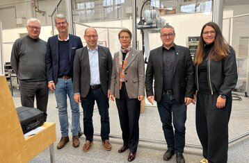 Man sieht HFU Rektorin Dr. Alexandra Bormann und weitere Personen