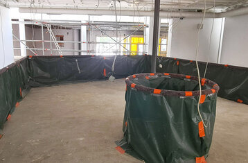 Blick in die Baustelle: Gerüste und verpackte Formen auf der einstigen Empore