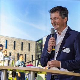 Dr Georg Hettich on the stage