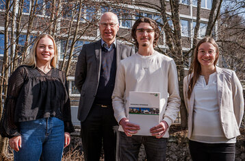 Andreas Dudin is awarded prize for best undergraduate performance