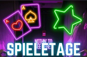 In der Mitte steht Spieletage drum herum sind Spielkarten und Würfel im Neonlook
