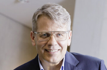 Man sieht einen Mann mit Brille von vorne