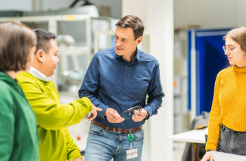 Vier Menschen in angeregtem Gespräch