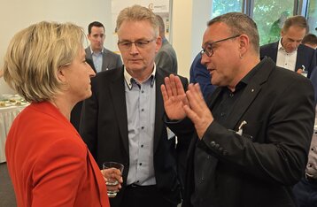 Professor Bucher umschreibt im Gespräch etwas lebhaft mit den Händen