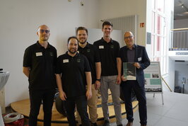 Prof Friedrich mit Studierenden