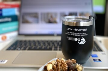 Symbolbild: Becher mit Nüssen