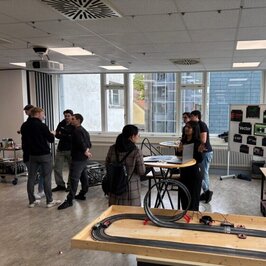 Team im Gespräch mit Interessierten auf dem Campus Day