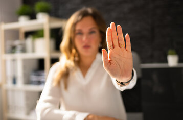 Symbolbild: Frau mit abwehrender Handbewegung
