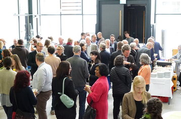 Gäste des Abends tauschen sich aus