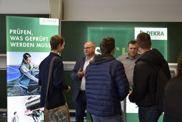 Mehrere Menschen werden am Messestand der DEKRA beraten