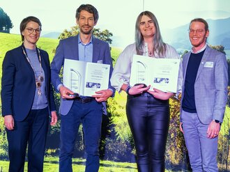 Gruppenbild: Preisträger und Preisträgerin mit Prorektor und Rektorin. 