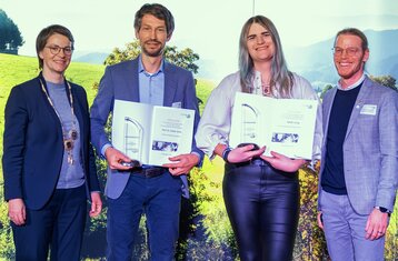 Gruppenbild: Preisträger und Preisträgerin mit Prorektor und Rektorin. 