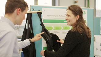 Symbolbild: Eine Professorin zeigt etwas einem Studierenden